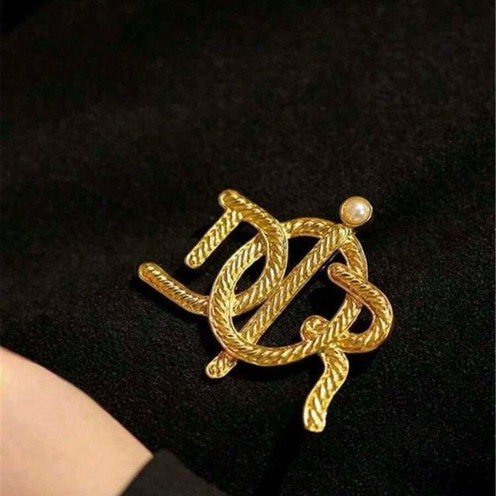 Luxury Designer Brooch, Chic Faux Pearl, Gold Tone Lapel Pin New